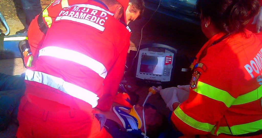 Un bărbat a murit după ce o bucată de lemn i-a străpuns abdomenul, la o fabrică de prelucrare a lemnului