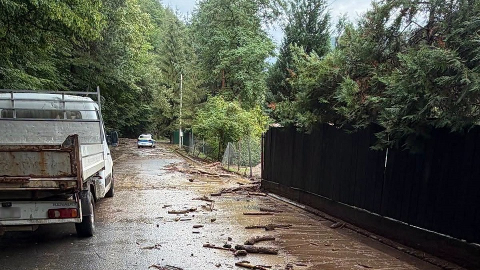 Aluviuni pe DJ 704, în zona Râul Mare, din cauza ploilor abundente căzute astăzi. Intervine SVSU Cugir