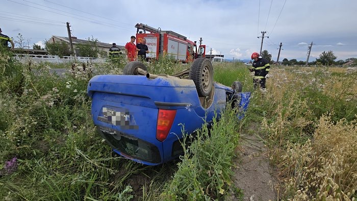 Mașină răsturnată după ce a lovit un stâlp în Valea Vinului. Două persoane au fost rănite