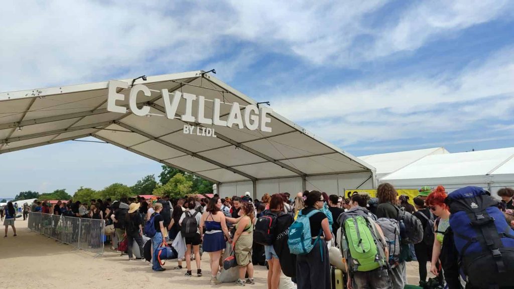 FOTO. A început aventura Electric Castle! Primii festivalieri au ocupat EC Village: „Am venit special pentru 21pilots”