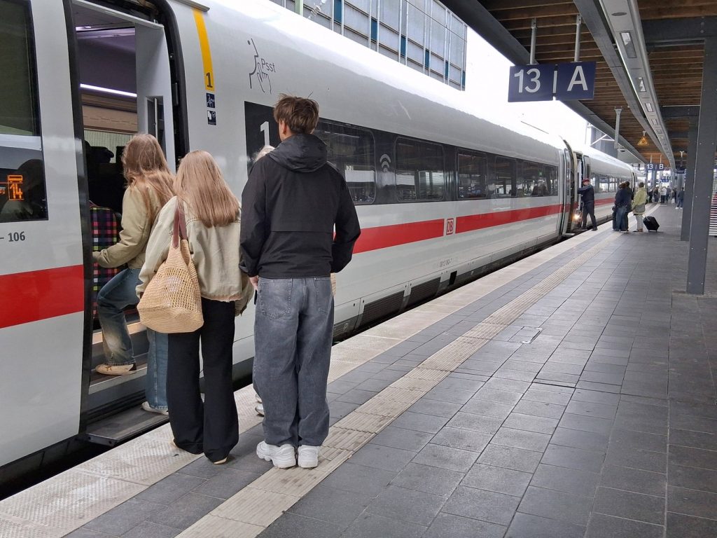 Oprire de urgență. Șeful de tren a coborât și s-a dus la supermarket să cumpere hârtie igienică, în Germania