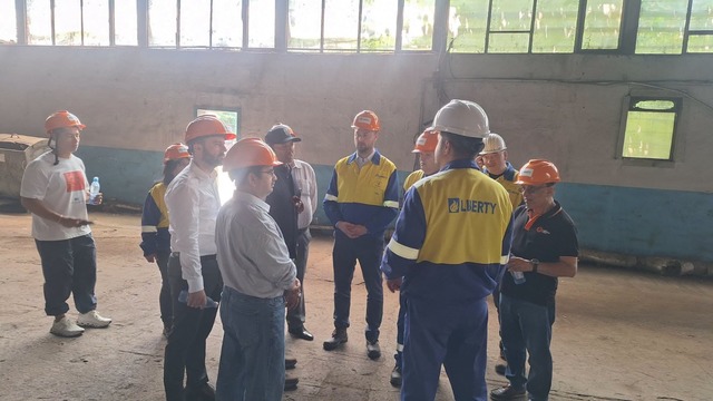 O delegaţie a companiei indiene Jindal, unul dintre marii producători siderurgici din Asia, a vizitat combinatul siderurgic Liberty Galaţi. Prefect: „Există motive să privim cu speranţă către viitor” - FOTO