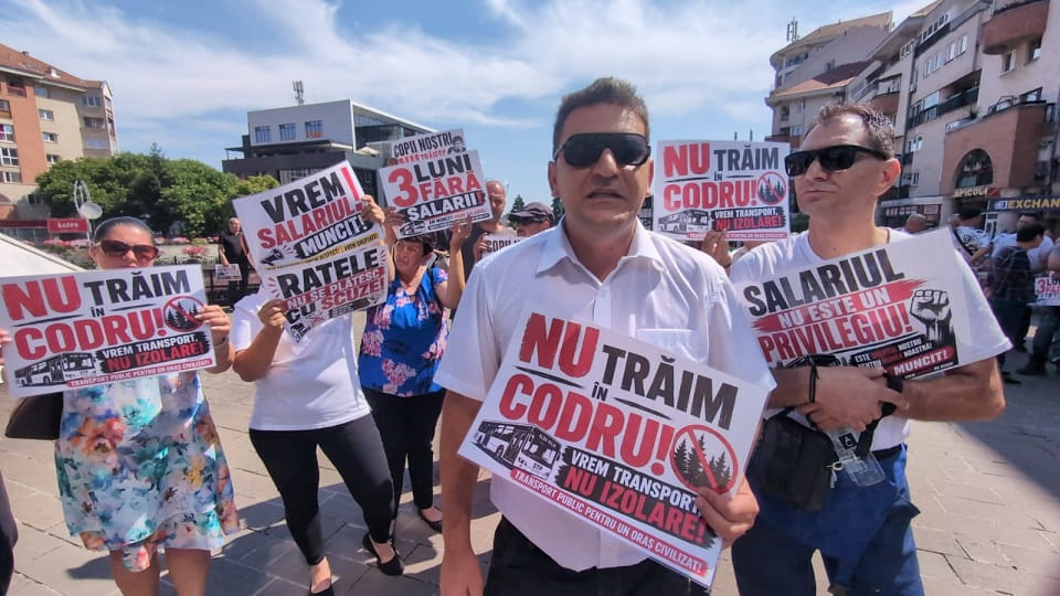 Șoferii și angajații STP Alba Iulia protestează în fața Primăriei. Aceștia spun că vor doar banii pentru care au muncit și reluarea transportului public