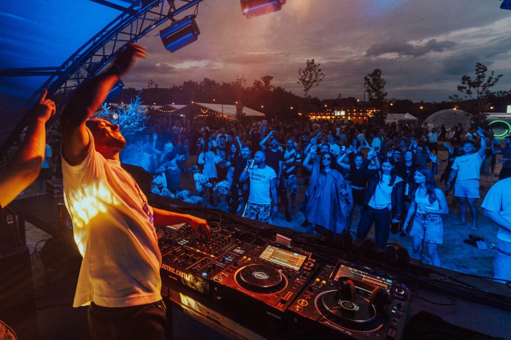 Începe Electric Castle 2026, ediția care îi aduce pe aceeași scenă pe Teddy Swims, The Cure, twenty one pilots, Chase and Status și Wet Leg