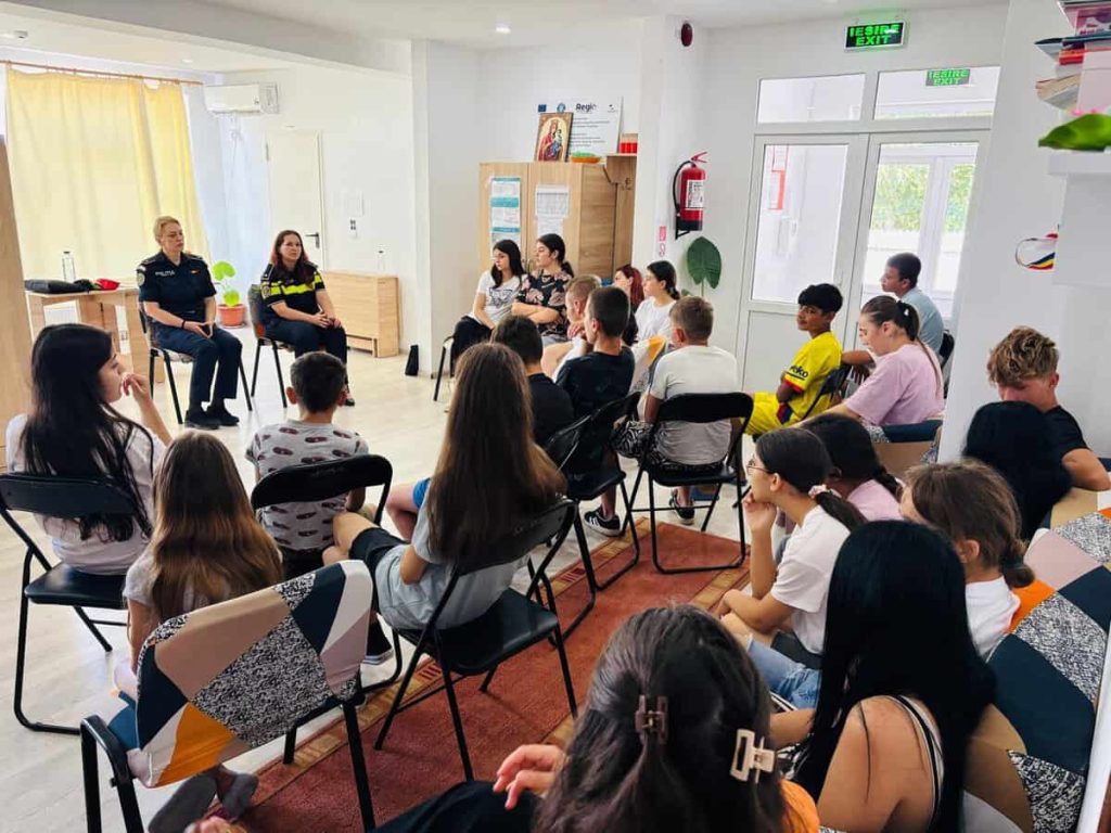 Fără „copy-paste” în viață: Cum îi învață polițiștii tulceni pe adolescenți să facă alegeri sigure / foto