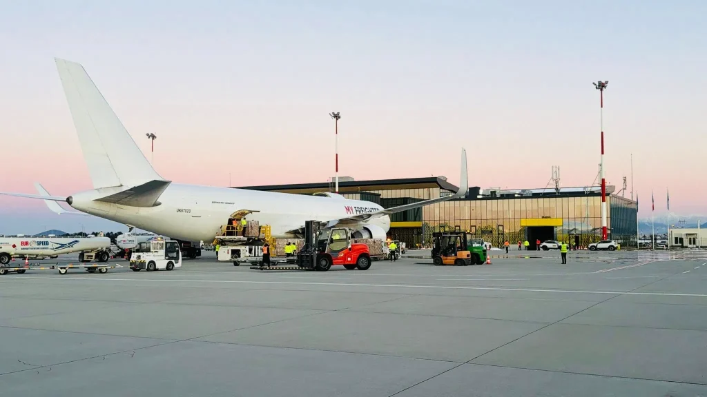 Premieră la Aeroportul Brașov. Primul zbor cargo Boeing 747 va ateriza astăzi