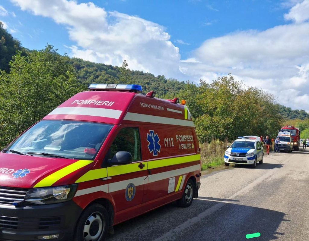 Un tânăr motociclist a ajuns la spital după ce s-a izbit de un autoturism, la ieșirea dintr-o parcare