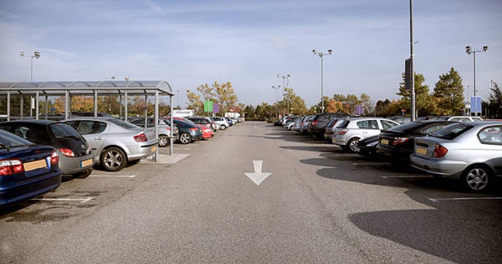 O mamă care și-a hrănit bebelușul într-o parcare privată, amendată cu sute de euro. Proprietarul susține că femeia a încălcat regulile