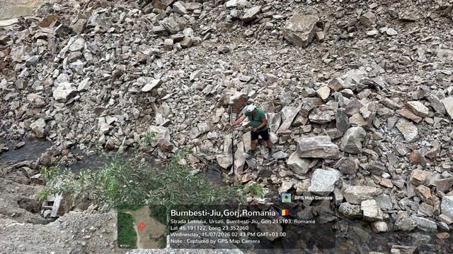 Gorj: Firmă amendată cu 80.000 de lei după ce a făcut lucrări prin împuşcare la un versant situat pe malul unui pârâu, iar o cantitate mare de rocă a căzut în apă, obturând scurgerea naturală a pârâului - FOTO