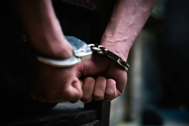 Braşov: Bărbat arestat preventiv pentru violenţă în familie şi lipsire de libertate. El şi-ar fi terorizat concubina şi fiul, iar după ce femeia a plecat din Germania, unde locuiseră împreună, a continuat să o ameninţe