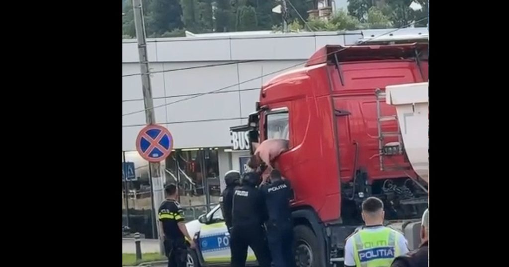 Un autotren a lovit o autospecială a Poliţiei. Şoferul s-a baricadat în cabină și a refuzat să coboare