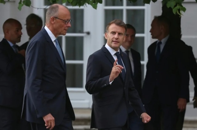 Parisul şi Berlinul vor o ”relansare” în domeniul apărării, la un Consiliu al Miniştrilor comun, la Castelul Augustusburg, în Germania, şi să treacă peste eşecul avionului lor comun