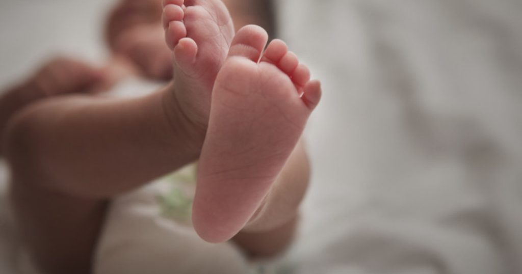 România verifică bebeluşii la naştere doar pentru 3 afecţiuni. Alte state testează zeci de boli. Extinderea screeningului, în așteptare