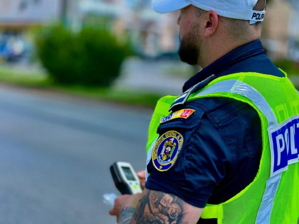 A riscat și s-a urcat la volan fără permis. Polițiștii i-au întocmit dosar penal