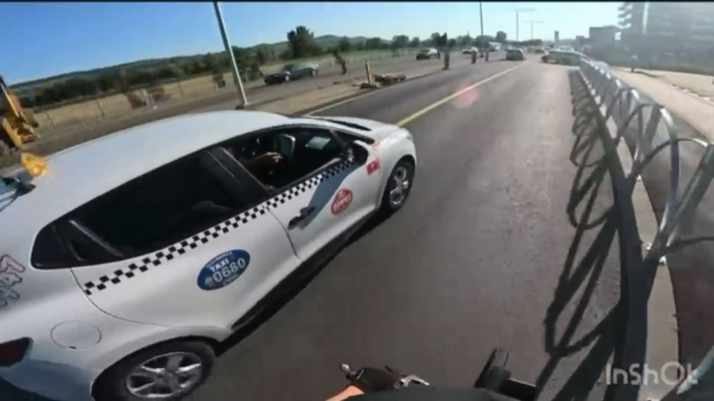VIDEO. Conflict în trafic în Cluj: Un taximetrist i-a cerut unui biciclist să circule pe un trotuar aflat în șantier: „Încă un moment “educativ” în trafic”