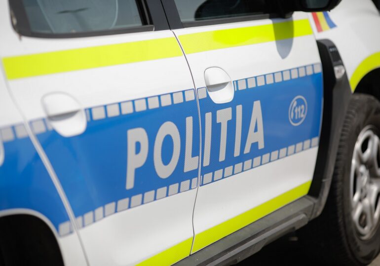 Un bărbat din Vatra Moldoviței, prins la volanul unui autoturism neînmatriculat. Polițiștii au deschis dosar penal