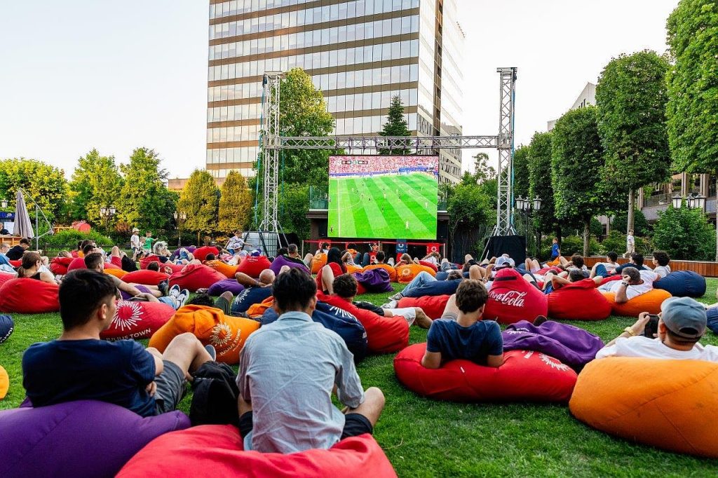 Un weekend cât un festival, la Iulius Town Timișoara. Filme în aer liber, meciuri de fotbal și campanie fulger cu premii