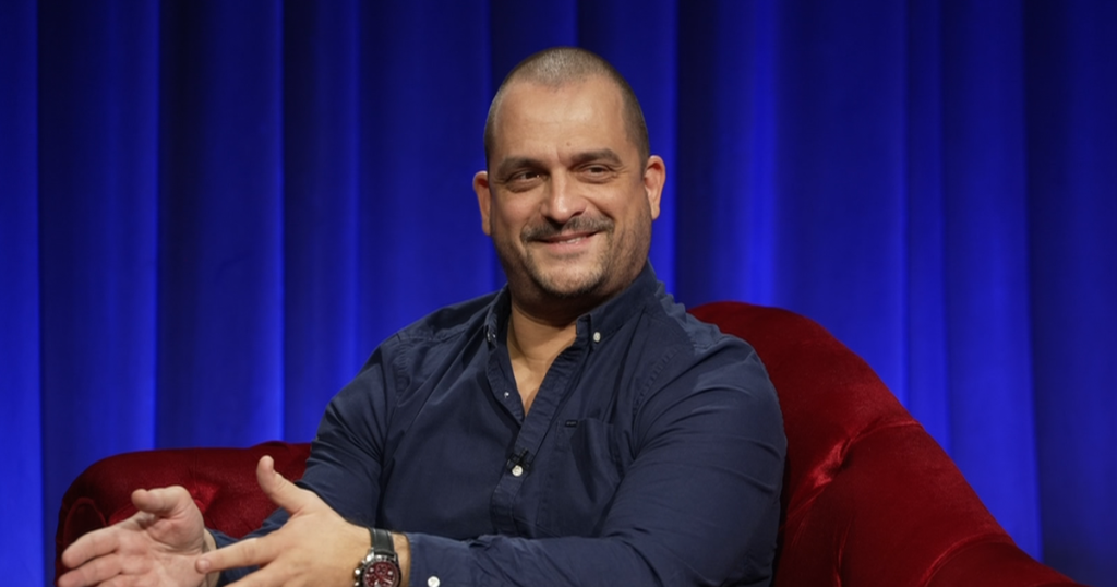 Andrei Vulpescu pune sub lupă amintiri și emoții, sâmbătă, la „În Oglindă”: „La un moment dat, se spunea . Și acum ne-am debarasat de greu și vrem doar bine…E consumerismul modern”