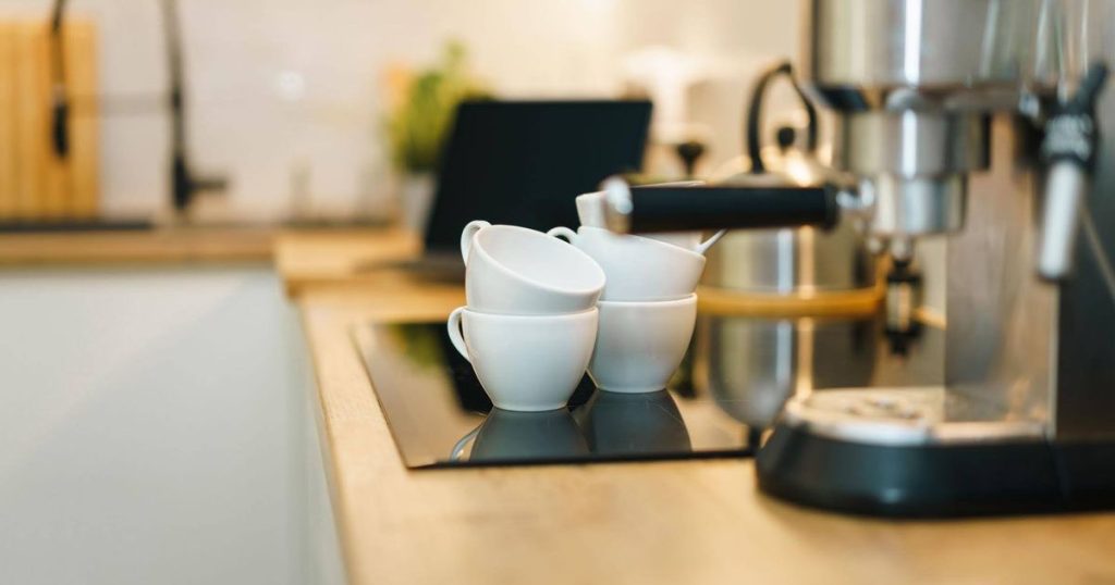 (P) Ghid practic: Cum să alegi un aparat de cafea inteligent cu funcții inedite pentru rutina ta de dimineață