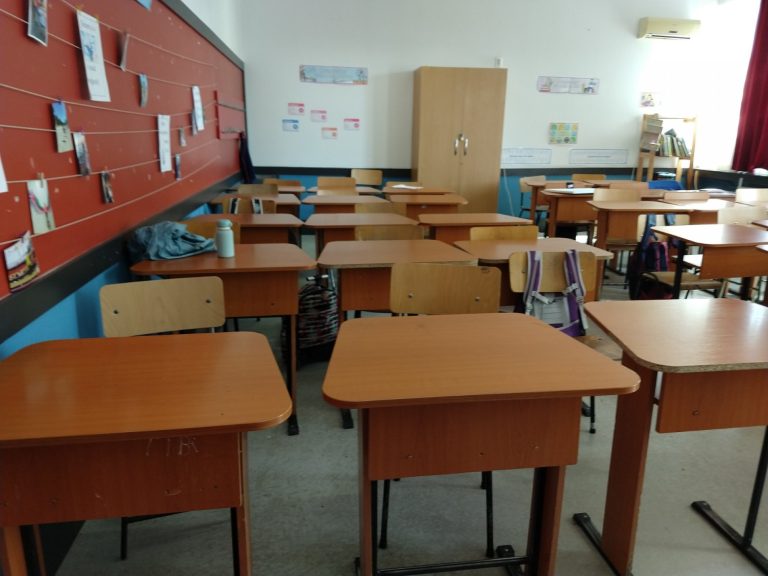 Aproape 100.000 de elevi învață în clase simultane. World Vision cere extinderea la nivel național a unui model de sprijin pentru profesori