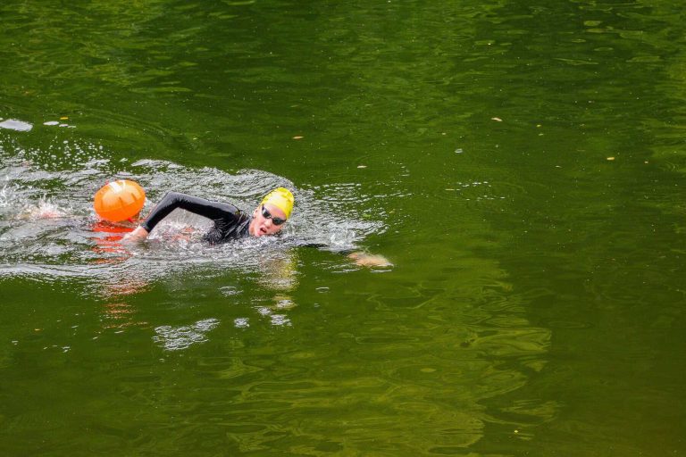 Traversarea lacului Tarnița. Peste 700 de sportivi, așteptați la patru curse: triatlon, înot, stand up paddle și aquathlon
