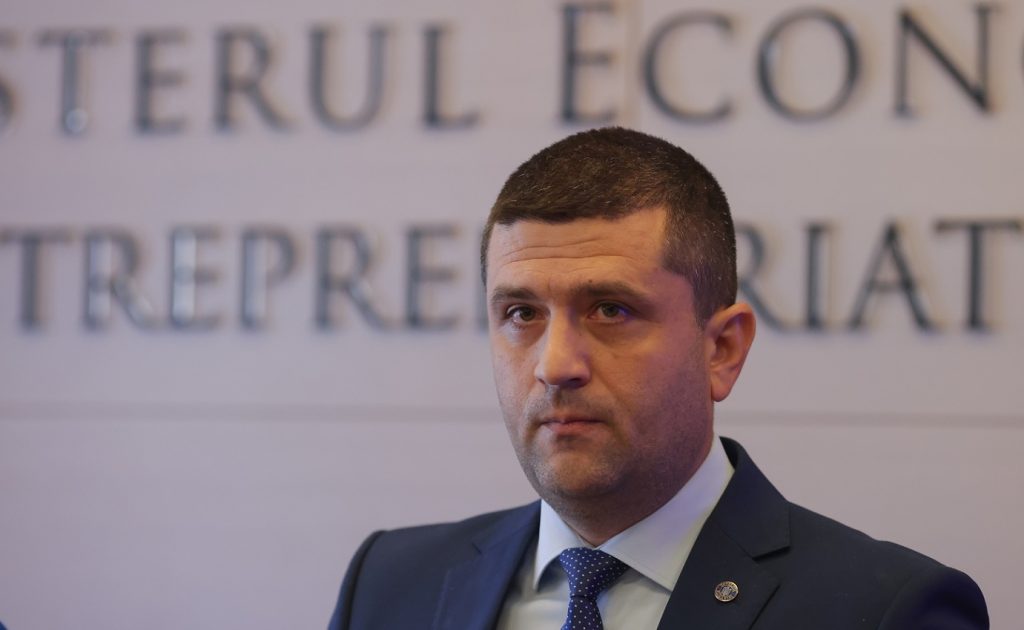 Miruță a demis-o pe directoarea CENAFER, după ce a găsit la un control un atelier de ciocolată și un apartament, amenajate în instituția publică