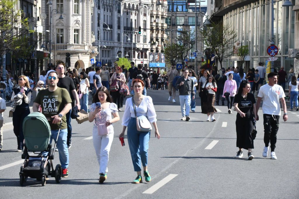 „Străzi deschise în București” cu o expoziție de mașini clasice și ultimele curse ale tramvaielor Tatra