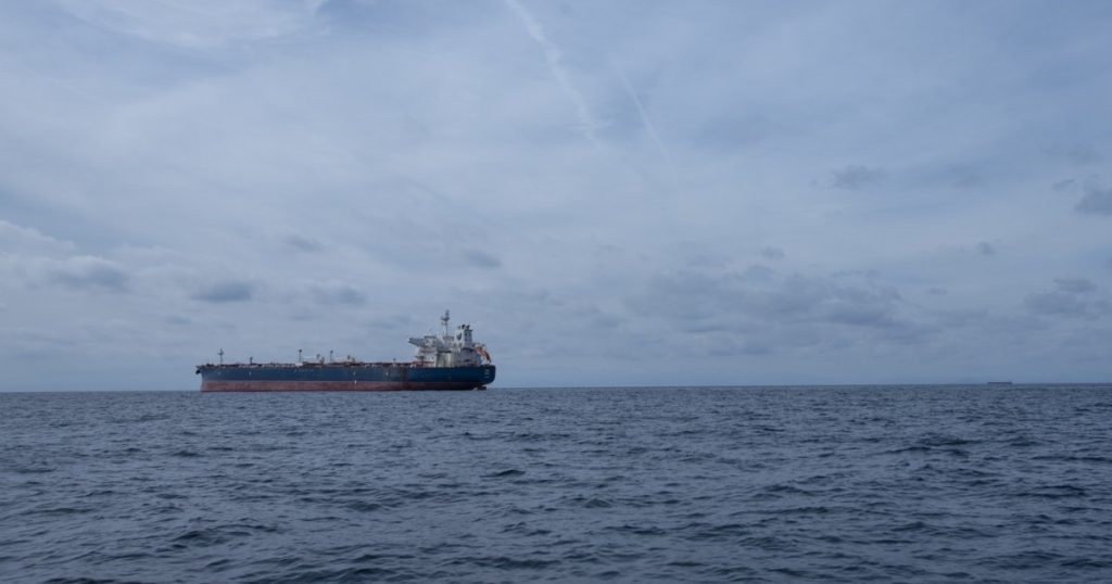 Petrolier din „flota fantomă” a Rusiei, suspectat că a provocat o scurgere de petrol în largul Omanului