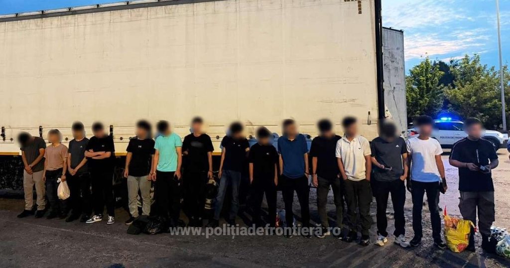 Șofer turc arestat după ce polițiștii de frontieră din Giurgiu au găsit în autocamionul său 15 imigranți