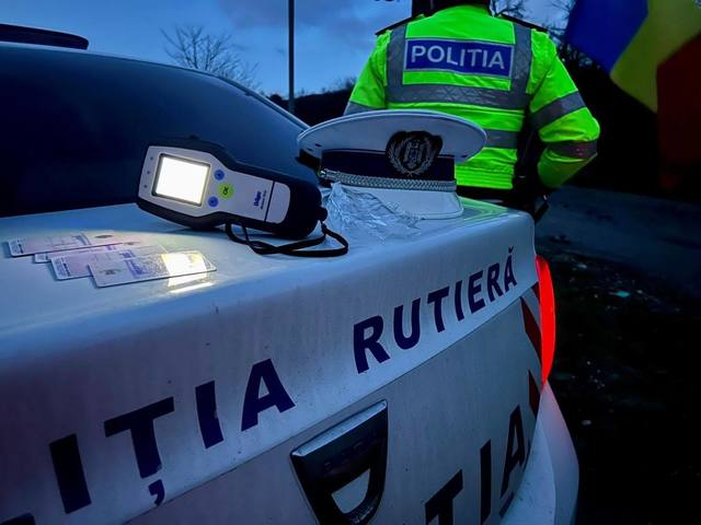 Accident pe DN 7, în judeţul Vâlcea – Două maşini s-au ciocnit, o victimă fiind încarcerată, iar cealaltă proiectată pe carosabil / Trafic oprit la Călimăneşti