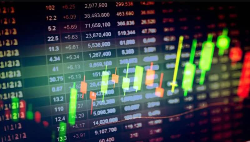 Românii și-au majorat investițiile în perioada prăbușirii burselor. Analiză XTB: Au crescut simultan activitatea, tranzacțiile și depunerile în conturi