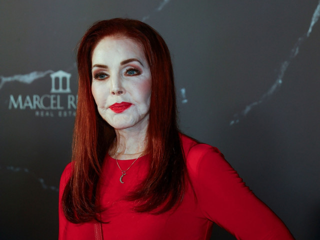 Apariție rară pentru Priscilla Presley, la 81 de ani. Fosta soție a lui Elvis, într-o rochie roșie la un eveniment în Spania