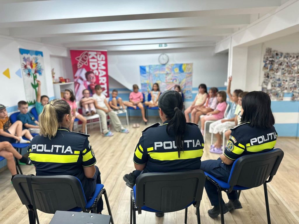 Polițiștii mureșeni au dus mesajele de prevenire în taberele de vară. Peste 100 de copii au participat la activități educative