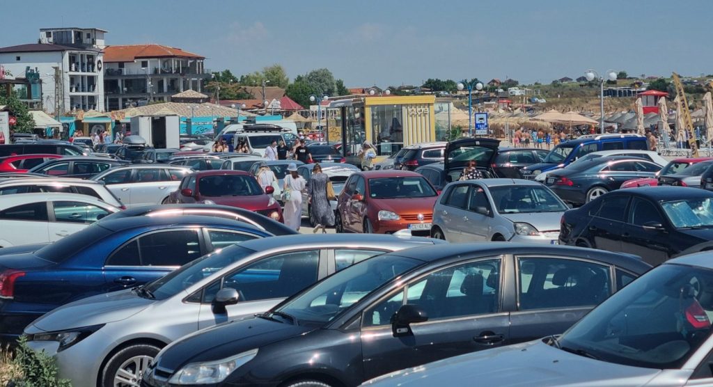 Aglomerație pe drumurile spre litoral și munte / Coloane de mașini pe drumurile care duc la Brașov și Vama Veche