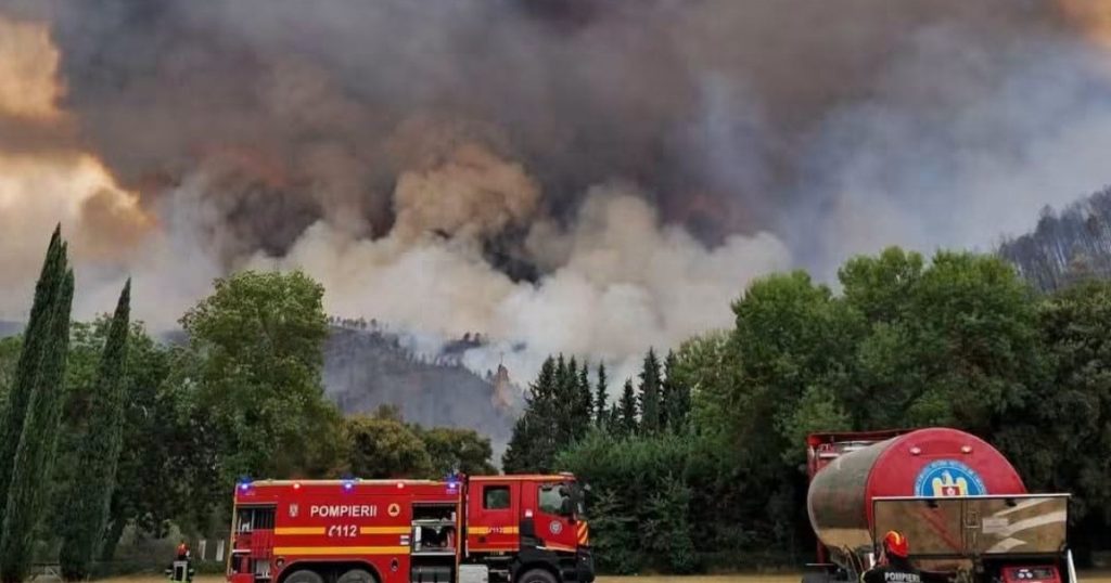 Incendiul de vegetaţie din Reşiţa s-a reaprins. Intervin pompieri din Caraş-Severin şi Timiş, a fost mobilizat un elicopter