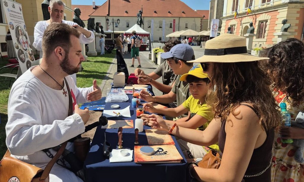 FOTO-VIDEO: Atelier de sigilografie, la Zilele Medievale ale Bălgradului de la Alba Iulia. Ce este un sigiliu și cum se aplică