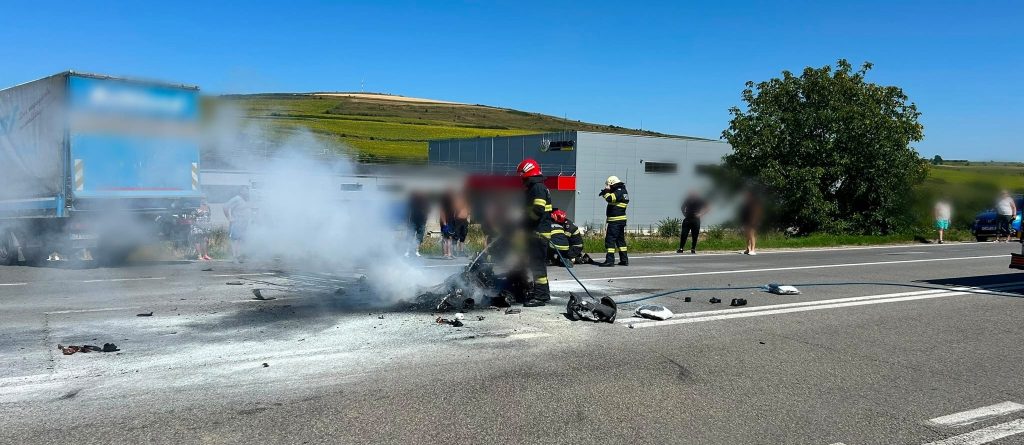 FOTO. A murit motociclistul implicat în accidentul grav de la Vâlcele. A fost găsit cu arsuri după ce motocicleta a luat foc