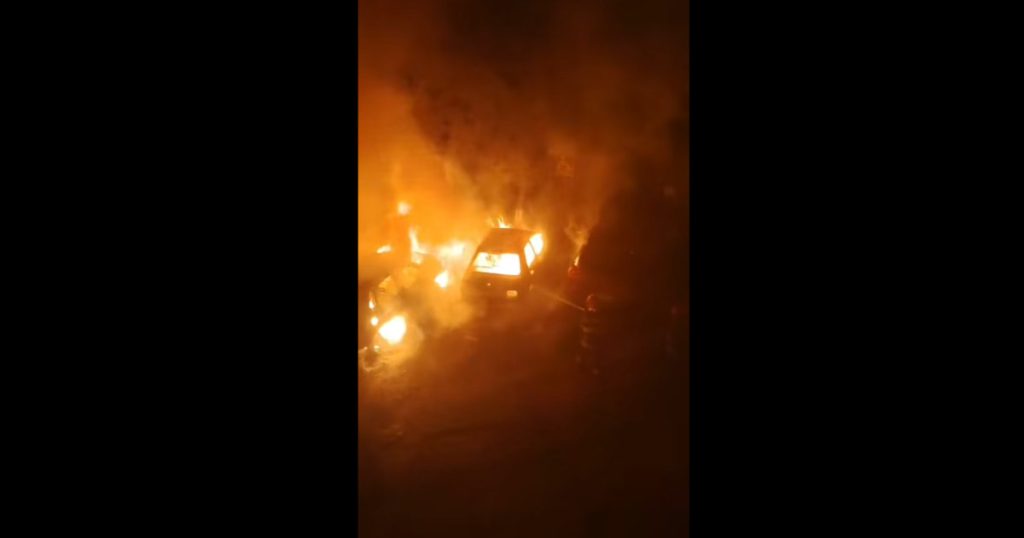 Incendiu puternic într-o parcare din Oradea. Mai multe mașini au fost distruse de flăcări
