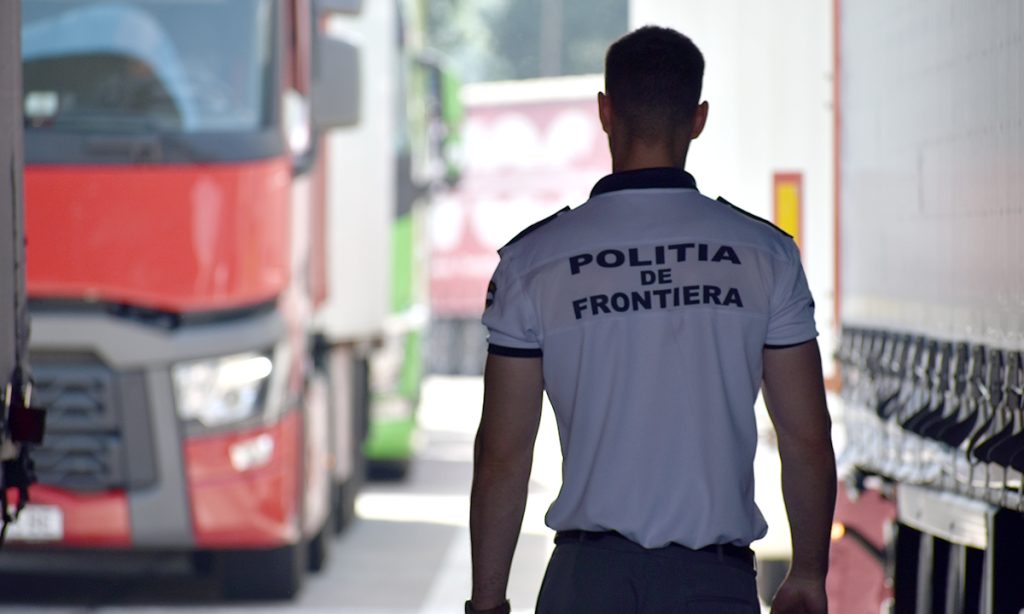 Marocani intraţi ilegal în România, găsiţi inconştienţi în semiremorca unui TIR