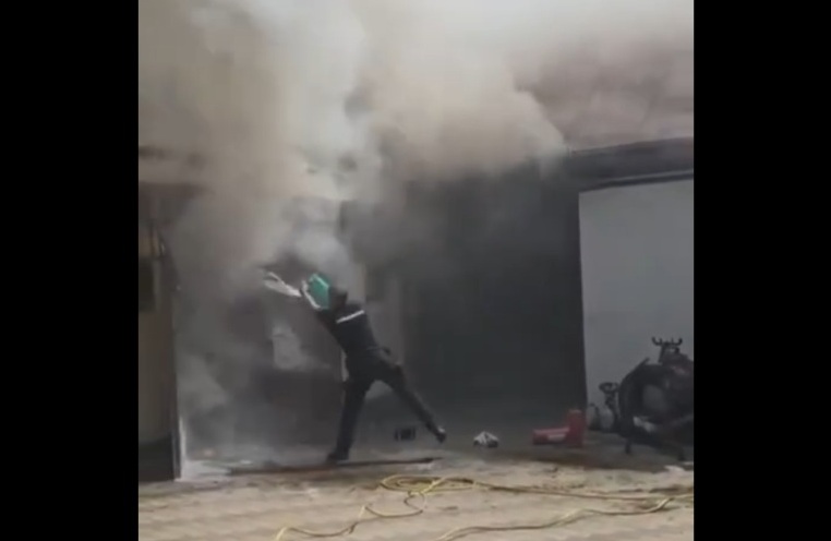 (VIDEO)  Doi copii și doi vârstnici, salvați de jandarmii suceveni dintr-o locuință cuprinsă de incendiu