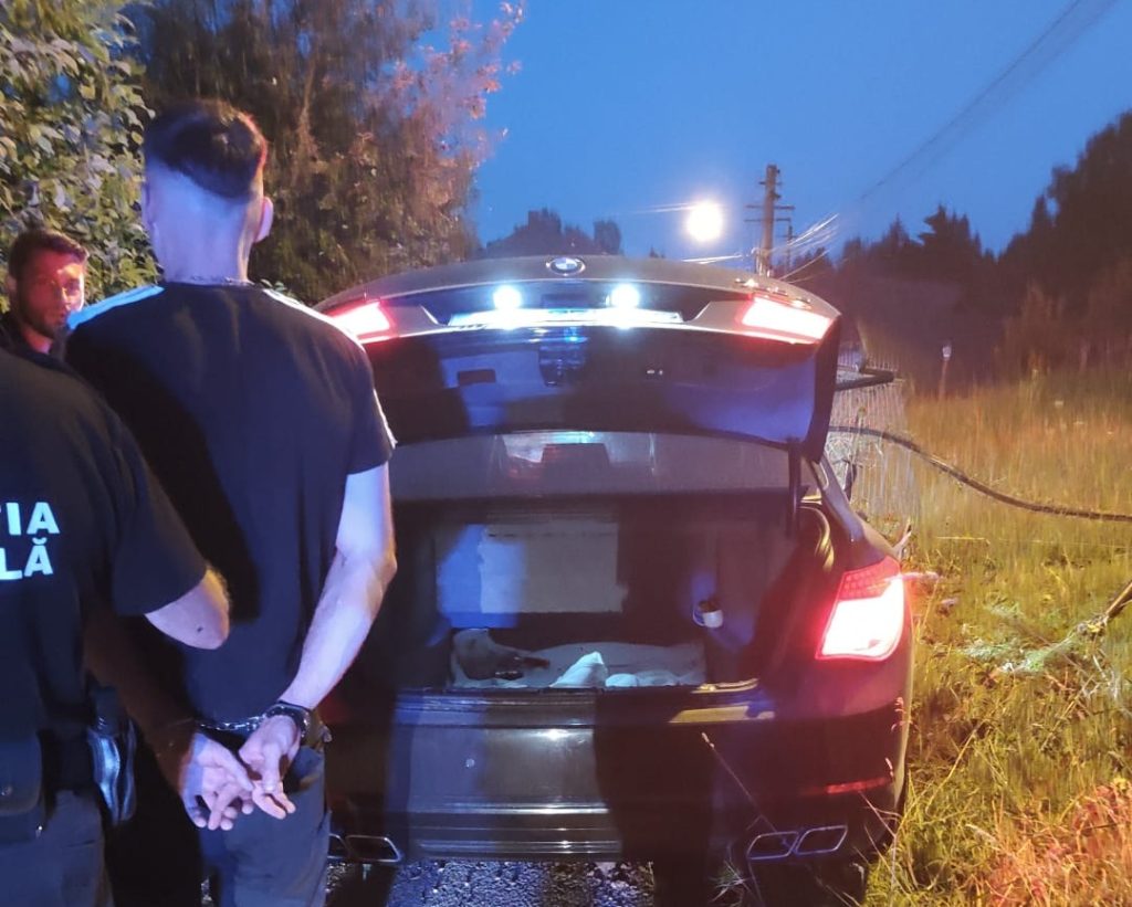 Urmărire ca în filme la Câmpulung Moldovenesc. Un șofer cu 1,16 mg/l alcool în aerul expirat a fugit de polițiști și a ajuns cu BMW-ul într-un gard