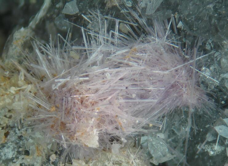 Rusia anunță descoperirea unui nou mineral rar, mai valoros decât aurul