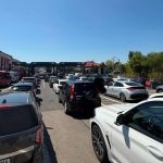 Premierul Ilie Bolojan, solicitat să dispună măsuri pentru fluidizarea traficului în punctul de frontieră Sculeni – Oamenii reclamă cozi interminabile şi timpi de aşteptare excesivi / Duminică, la 36 de grade, într-o oră s-au avansat doar 300 de metri