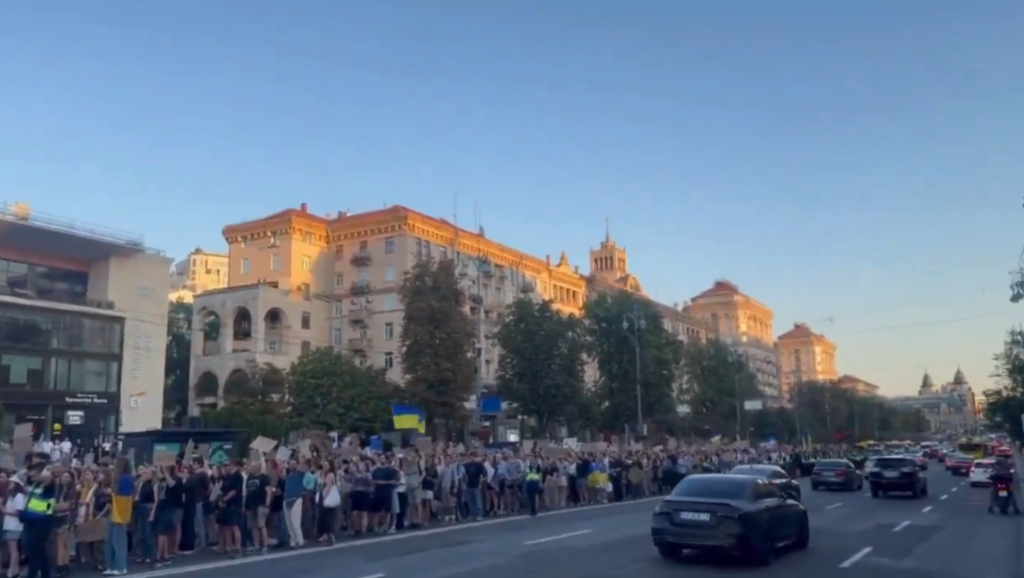 Proteste de amploare la Kiev: Mii de ucraineni au ieșit în stradă împotriva lui Zelenski și cer revenirea lui Fedorov la Apărare
