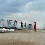 VIDEO&FOTO Incendiu pe plaja din Constanța. Au ars o magazie de kite-uri și două ambarcațiuni