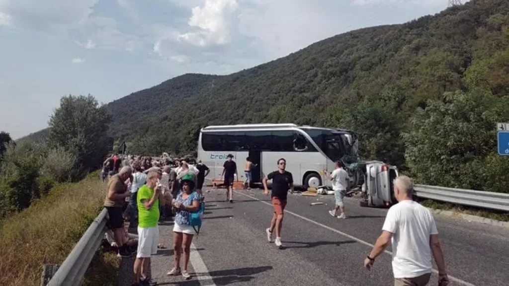 Accident CUMPLIT! Șase morți și zeci de răniți! Autobuz plin cu persoane-IMPACT DEVASTATOR!