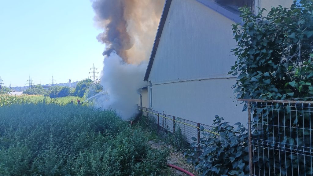 Incendiu violent la o gospodărie din Suceava