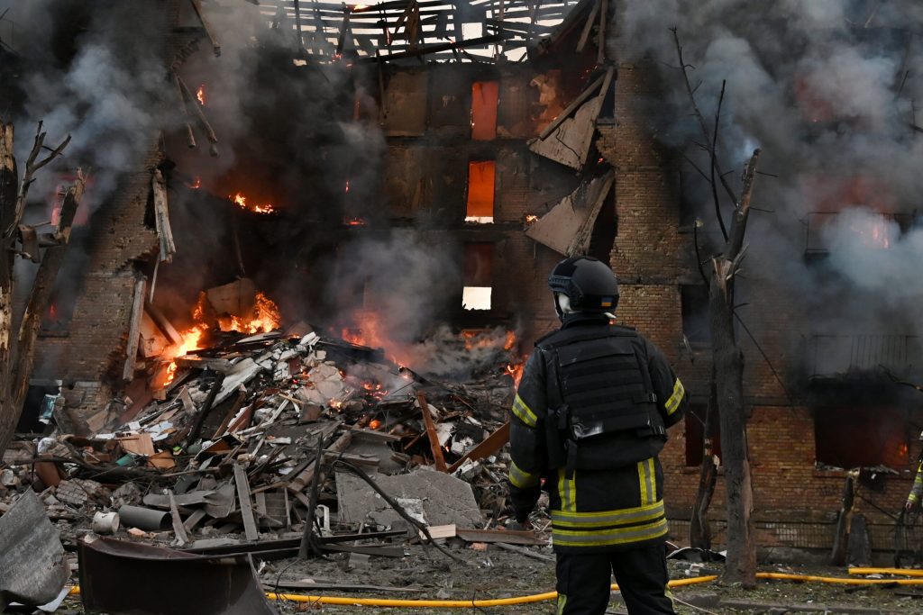 Rusia lovește din nou cartiere rezidențiale din Ucraina. Bombardamentul cu bombe ghidate a ucis o femeie și a rănit zeci de oameni
