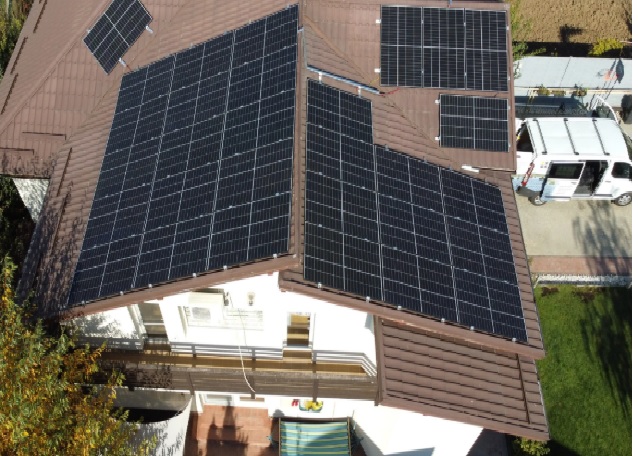 Piața fotovoltaicelor intră într-o nouă etapă: 9 din 10 sisteme instalate de E.ON includ baterii de stocare