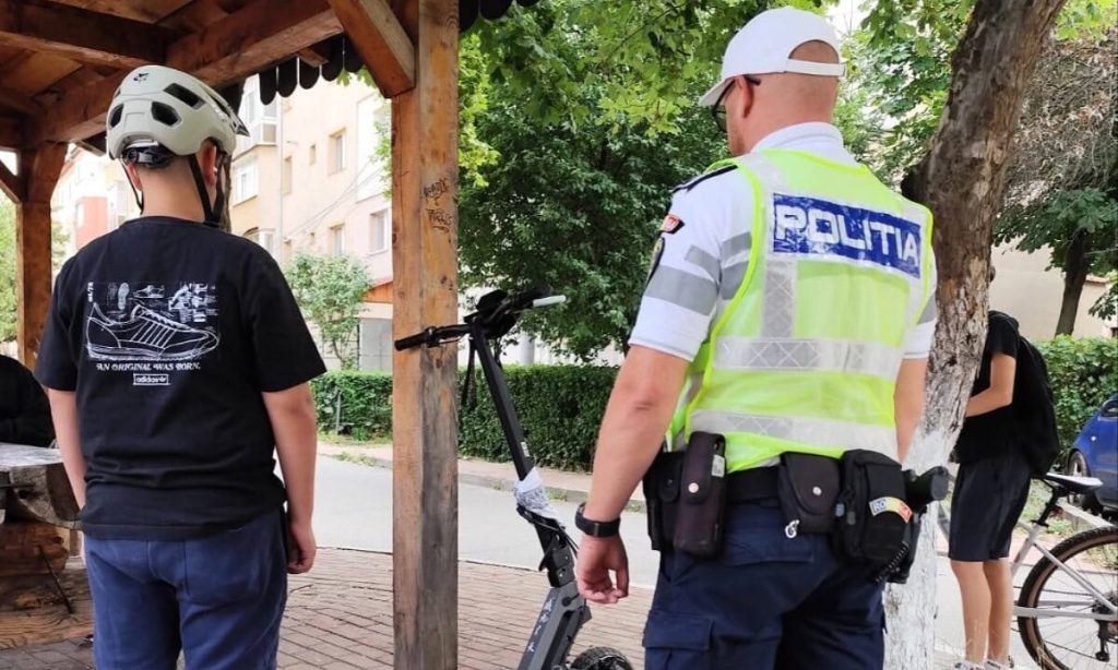 Tânăr din Alba, dat exemplu de polițiști după ce a purtat casca pe trotineta electrică. Cum se circulă corect